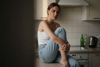 Промпт для фото в стиле 📸 Уютное утро на кухне: история одного портрета