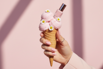 Промпт для фото в стиле 💅 Нежный маникюр с мороженым и ромашками в пастельных тонах