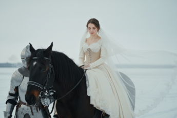 Промпт для фото в стиле ❄️ Сказочная свадьба: рыцарь, невеста и чёрный конь