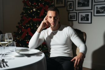 Промпт для фото в стиле 🎄 Новогодняя меланхолия за праздничным столом