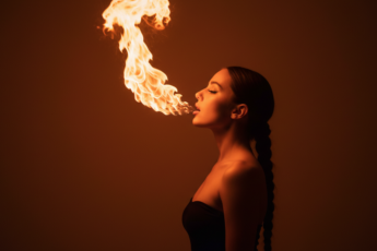 Промпт для фото в стиле 🔥 Огненное дыхание: портрет в темноте