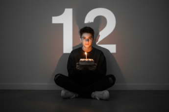 Промпт для фото в стиле 🎂 Одинокий день рождения: драматичный портрет юности