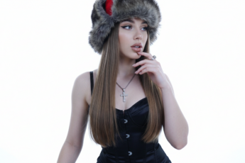 Промпт для фото в стиле 🧊 Русская Мона Лиза в корсете и ушанке