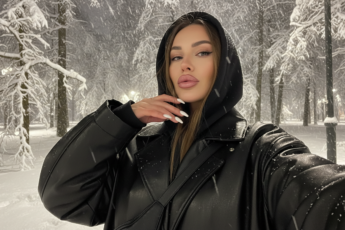 Промпт для фото в стиле ❄️ Зимнее селфи в заснеженном лесу: магия ночного кадра