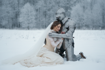 Промпт для фото в стиле 🖤 Зимняя любовь рыцаря и невесты