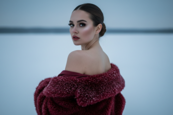 Промпт для фото в стиле ❄️ Зимняя ночь, красная шуба и чарующий взгляд через плечо