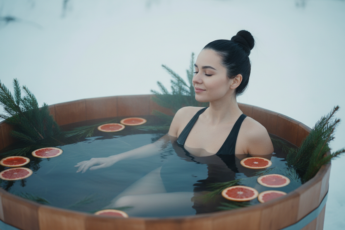 Промпт для фото в стиле 🌲 Зимняя нега в горячем чане среди снегов