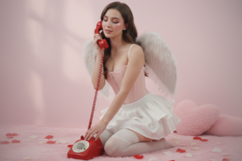 Промпт для фото в стиле 💝 Ангел-телефонистка: звонок в День влюбленных