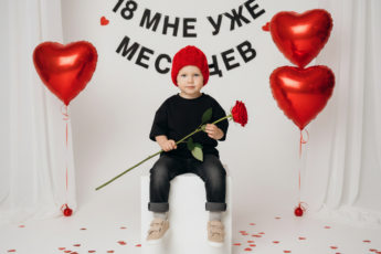Промпт для фото в стиле 📸 Малыш с розой: первая серьезная фотосессия