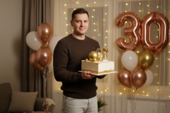 Промпт для фото в стиле 🎂 Торт для именинника на фоне золотистых шаров