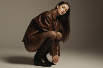 Промпт для фото в стиле 📸 Дерзкая кожанка: fashion-съемка в теплых тонах