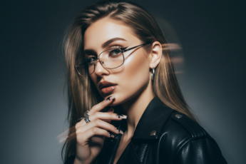 Промпт для фото в стиле 📸 Дерзкий глэм-портрет в стиле Y2K