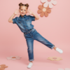 Промпт для фото в стиле 🌸 Танцующая девочка в джинсовом наряде: студийная сказка