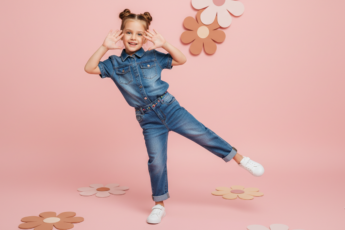 Промпт для фото в стиле 🌸 Танцующая девочка в джинсовом наряде: студийная сказка