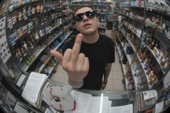 Промпт для фото в стиле 📹 Дерзкий привет с камеры наблюдения в магазине