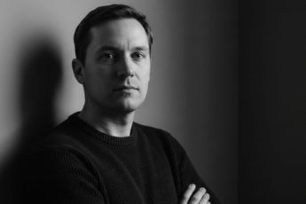 Промпт для фото в стиле 📸 Мужской портрет в драматичном свете Рембрандта