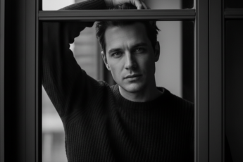 Промпт для фото в стиле 📸 Драматический автопортрет в оконном плену