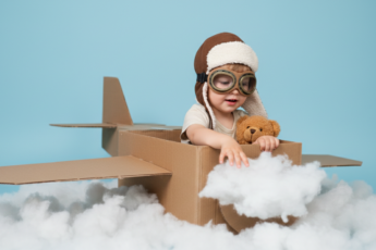 Промпт для фото в стиле ✈️ Мечты взлетают выше облаков