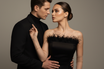 Промпт для фото в стиле 📸 Элегантная пара в объятиях студийного света