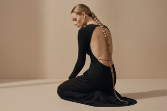 Промпт для фото в стиле 🖤 Элегантная тишина в черном платье