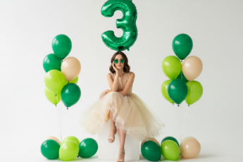 Промпт для фото в стиле 🎈 Изумрудная принцесса: праздник в зеленых тонах