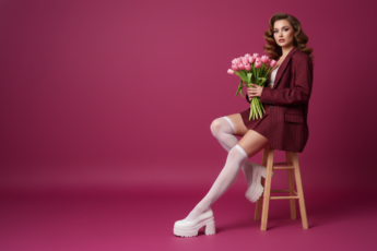 Промпт для фото в стиле 📸 Модная весна: тюльпаны, гольфы и малиновая циклорама