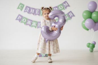 Промпт для фото в стиле 🎈 Маленькая именинница: нежная фотосессия к трёхлетию
