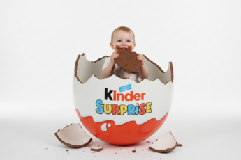 Промпт для фото в стиле 🍫 Малыш в раю: когда Kinder Surprise вырос