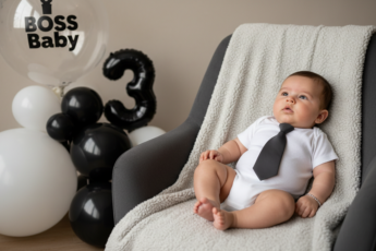 Промпт для фото в стиле 👶 Маленький босс в роскошном черно-белом декоре