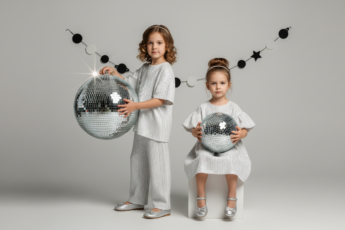 Промпт для фото в стиле ✨ Маленькие диско-дивы: детская фотосессия в серебре