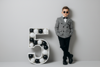 Промпт для фото в стиле 📸 Маленький джентльмен: стильная фотосессия на пятилетие