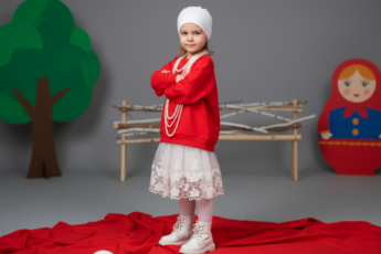 Промпт для фото в стиле 🎭 Маленькая принцесса в русском стиле: волшебная фотосессия