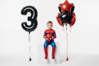 Промпт для фото в стиле 🦸‍♂️ Маленький супергерой празднует свой третий день рождения