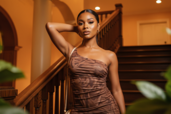 Промпт для фото в стиле 📸 Роскошная фотосессия в янтарном свете