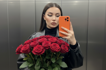 Промпт для фото в стиле 📸 Роскошное селфи в лифте с охапкой алых роз