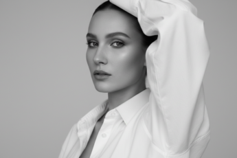 Промпт для фото в стиле 📸 Магия монохромного портрета: тайна в деталях