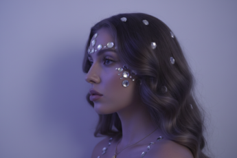 Промпт для фото в стиле 💎 Сияющая в неоновых огнях: стразы и блеск