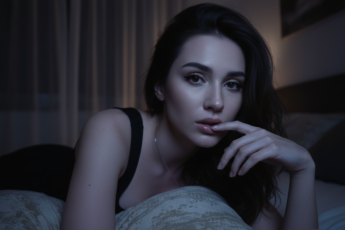 Промпт для фото в стиле 📱 Ночное селфи в стиле неонуар