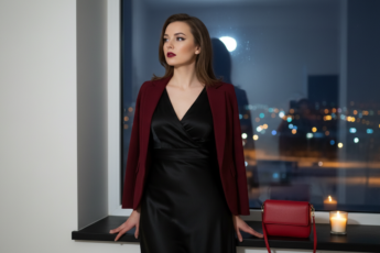 Промпт для фото в стиле 🌃 Ночной портрет в огнях большого города