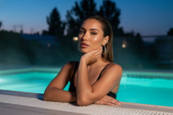 Промпт для фото в стиле 🌙 Ночное спа: роскошная фотосессия у бассейна