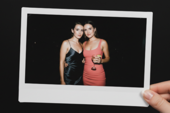 Промпт для фото в стиле 📸 Девичник в кадре Polaroid: момент счастья