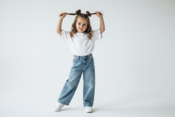 Промпт для фото в стиле 📸 Детский портрет: игра со светом и движением