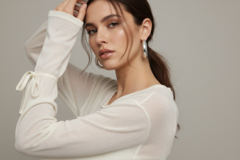 Промпт для фото в стиле 📸 Нежный минимализм: портрет в кремовых тонах