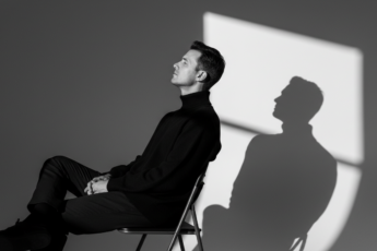 Промпт для фото в стиле 📸 Игра света и тени: минималистичный портрет в профиль