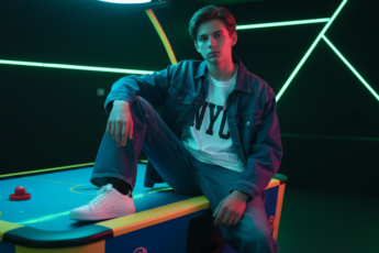 Промпт для фото в стиле 🎮 Подросток в неоновых огнях аркады