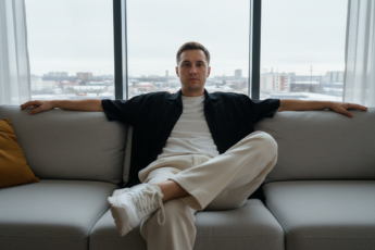 Промпт для фото в стиле 📸 Расслабленный портрет в городском лофте