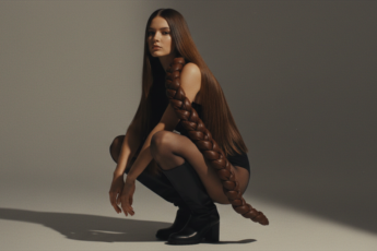 Промпт для фото в стиле 📸 Осенняя фэшн-съемка в стиле ретро-кино