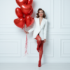 Промпт для фото в стиле ❤️ Романтичная съемка с воздушными сердцами в белой студии