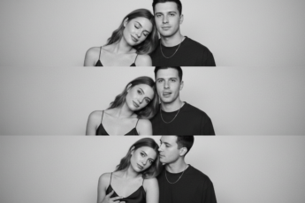 Промпт для фото в стиле 📸 Романтичная история в фотобудке: три кадра нежности