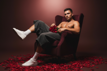 Промпт для фото в стиле 🌹 Романтический бунтарь в море алых лепестков